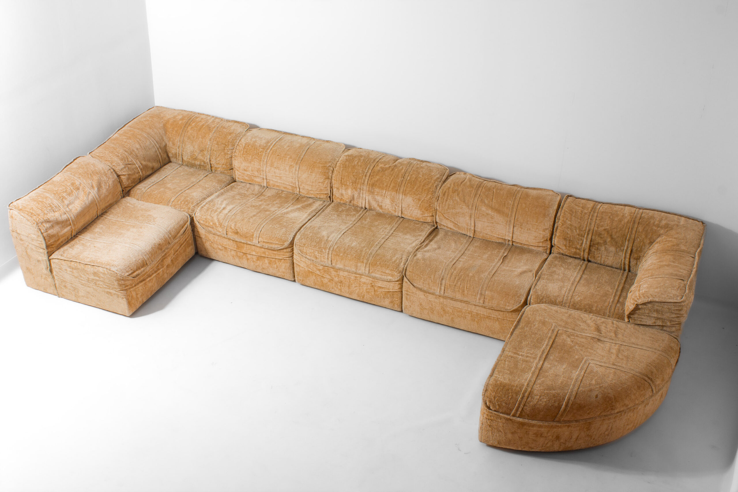 Modular sofa in velvet