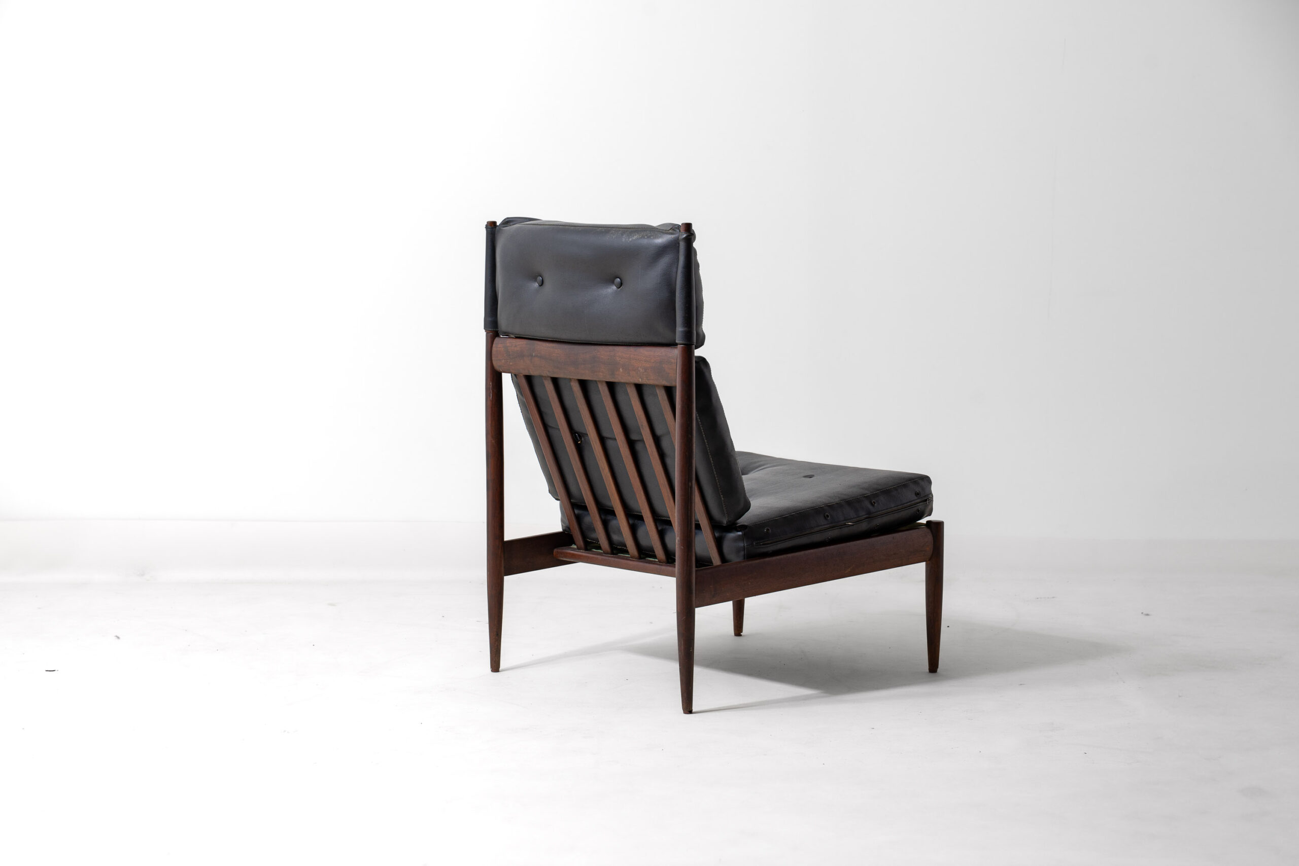 Slender lounge chair