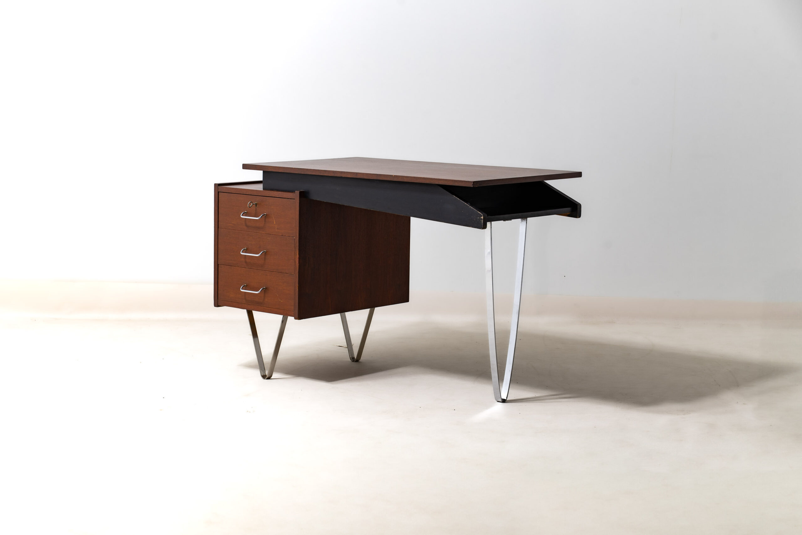 Floating hairpin desk